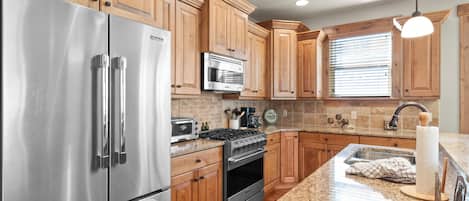 Een koelkast, een microgolfoven, een oven, een kookplaat