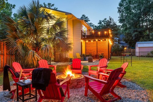 5BR Group House | Fire Pit, Movie Deck & Fun Games