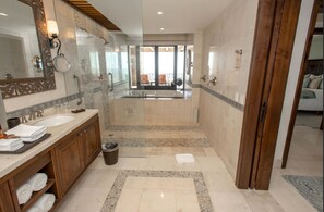 淋浴設備、按摩浴缸、風筒、提供毛巾