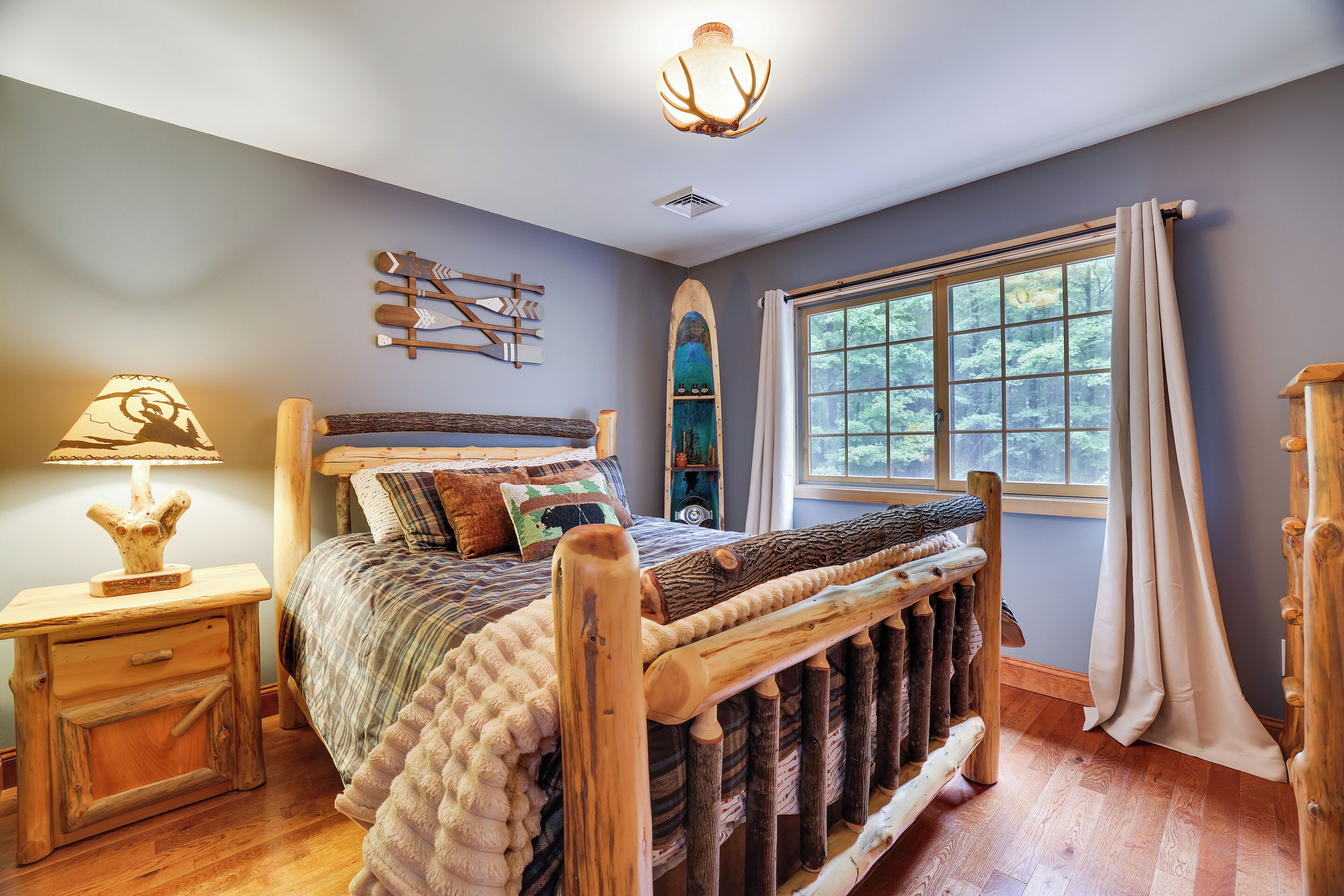 4 chambres, bureau, fer et planche à repasser, lit parapluie