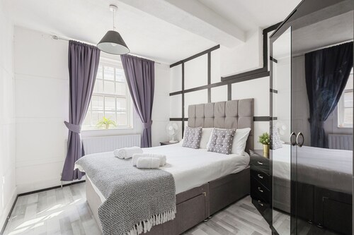 4BR Central London Townhouse Next to Tower Bridge 2 Min Walk to Aldgate Station