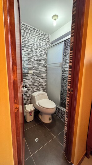 Hair dryer, towels, soap, toilet paper - Lodging with private bathroom (Cajamarca)