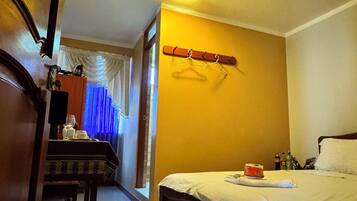 10 bedrooms, iron/ironing board, internet, bed sheets