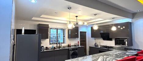 Een koelkast, een microgolfoven, een oven, een kookplaat