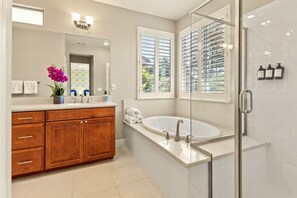 Regadera, secadora de cabello, bidet, toallas