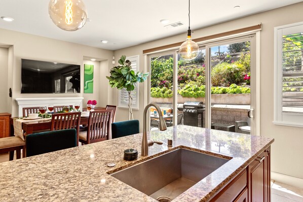 Dining - Quiet Neighborhood 5BR Retreat, 10 Min to SF, Games, Spa Tub,  BBQ, Garage, Yard (Daly City)