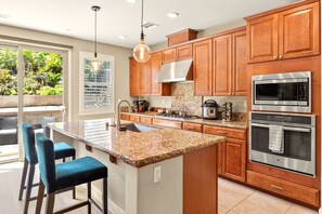 Private kitchen - Quiet Neighborhood 5BR Retreat, 10 Min to SF, Games, Spa Tub,  BBQ, Garage, Yard (Daly City)