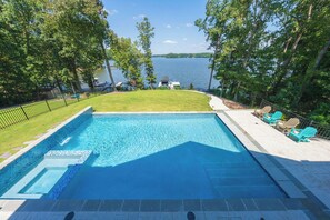 Een buitenzwembad en een verwarmd zwembad