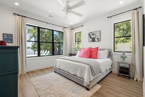 4 bedrooms, iron/ironing board, WiFi, bed sheets - NEW Stunning Lakefront • Heated Pool • Spa • Game Room • Putting Green • Dock (Buckhead)