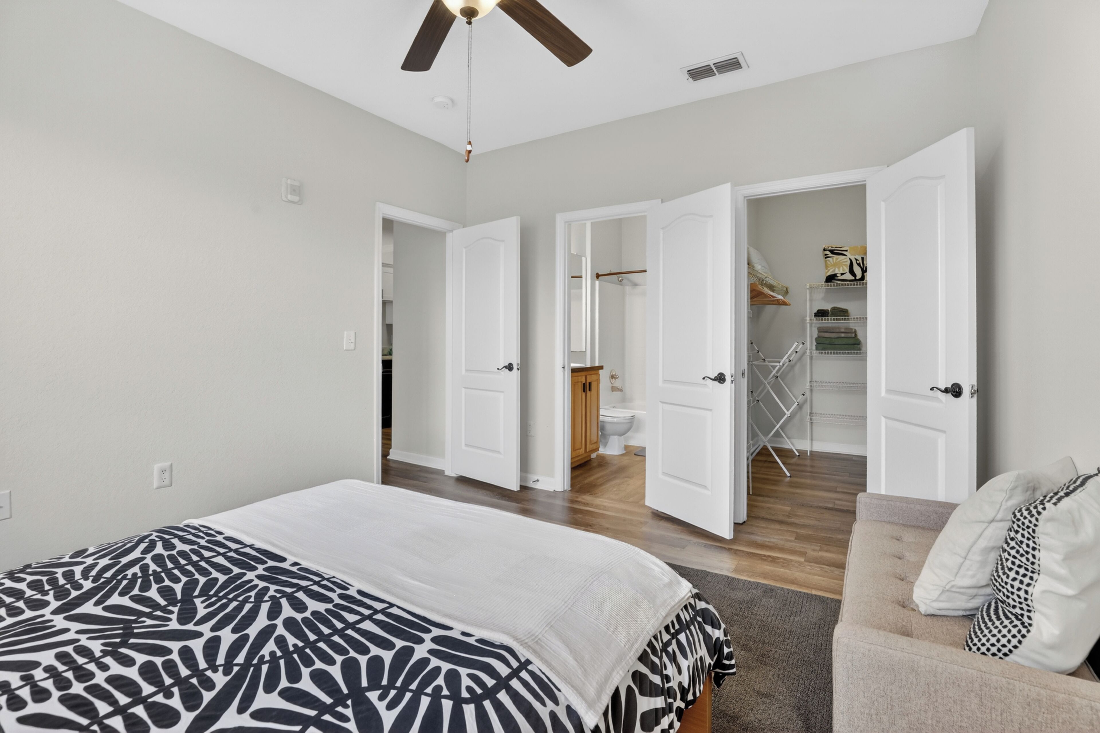 2 habitaciones, tabla de planchar con plancha y wifi gratis 