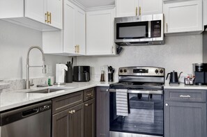 Refrigerador, microondas, horno y parrilla de estufa 