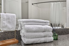 Secadora de cabello, toallas, jabón, shampoo 