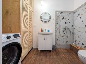 Dusche, Haartrockner, Handtücher