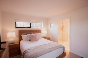 3 slaapkamers, een strijkplank/strijkijzer, wifi, beddengoed