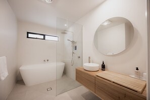 Shower, hair dryer, towels, shampoo - Serene Vista Retreat in Primrose Sands (Primrose Sands)