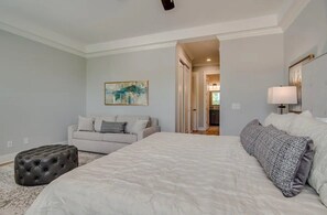 4 slaapkamers, een bureau, een strijkplank/strijkijzer, gratis wifi