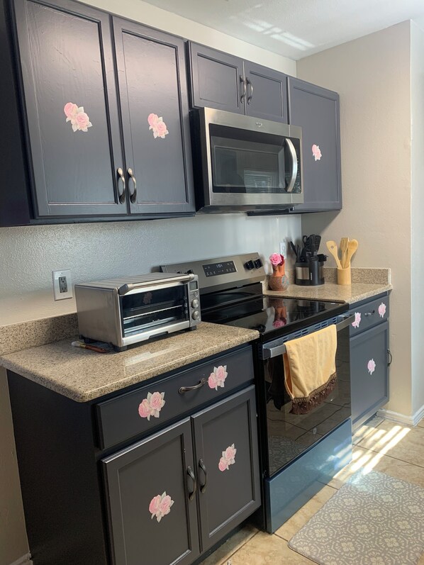 Microondas, horno, placa de cocina y lavavajillas