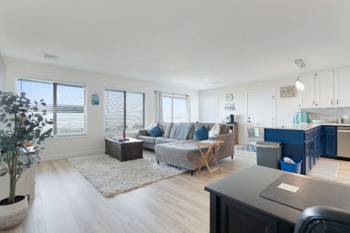 Deluxe Suite, Ocean View, Beachfront | Living area