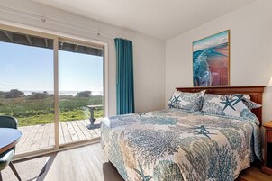 Muebles diferentes, escritorio y espacio para trabajar con laptop 