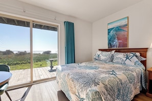 Tweepersoonskamer, 1 kingsize bed, uitzicht op zee | Individueel gemeubileerd, een bureau, een laptopwerkplek, gratis wifi