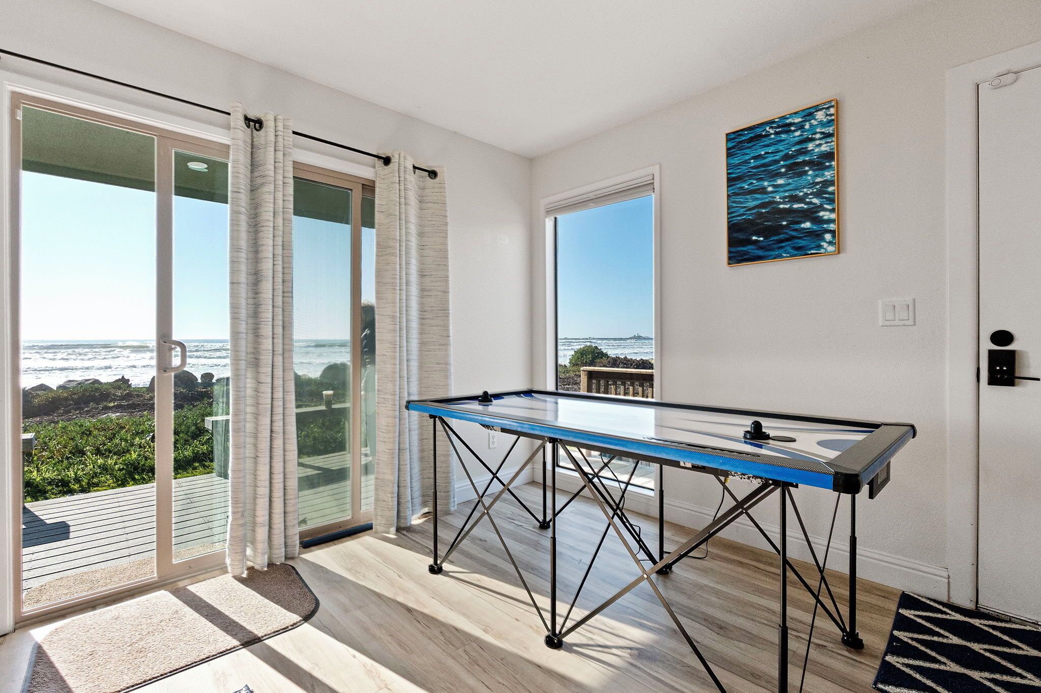 Deluxe-Suite, Meerblick, Strandnähe | Wohnbereich | 65-Zoll-Fernseher mit Kabelempfang, Netflix, Hulu