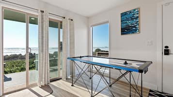 Deluxe-Suite, Meerblick, Strandnähe | Wohnbereich | 65-Zoll-Fernseher mit Kabelempfang, Netflix, Hulu