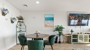 Suite – deluxe, havutsikt, ved strandkanten | Oppholdsområde | En 65-tommers TV med kabel-kanaler samt Netflix og Hulu