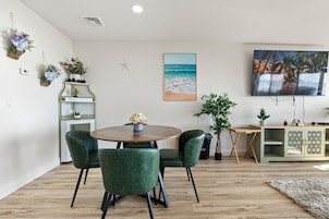 Suite Deluxe, vistas al mar, frente a la playa | Zona de estar | Televisión de 65 pulgadas con canales por cable, además de Netflix, Hulu