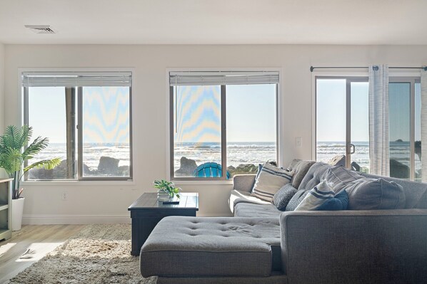 Suite Deluxe, vista al océano, frente al mar | Área de sala de estar | Televisión de 65 pulgadas con canales por cable, Netflix y Hulu 