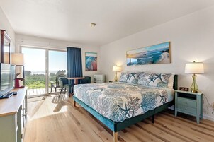 Muebles diferentes, escritorio y espacio para trabajar con laptop 