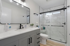 Deluxe Suite, Sea View | Bathroom