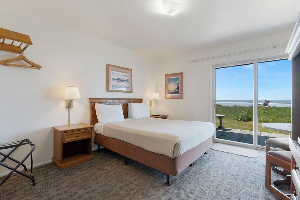 Single Room, 1 Queen Bed, Sea View | Individually furnished, desk, free WiFi