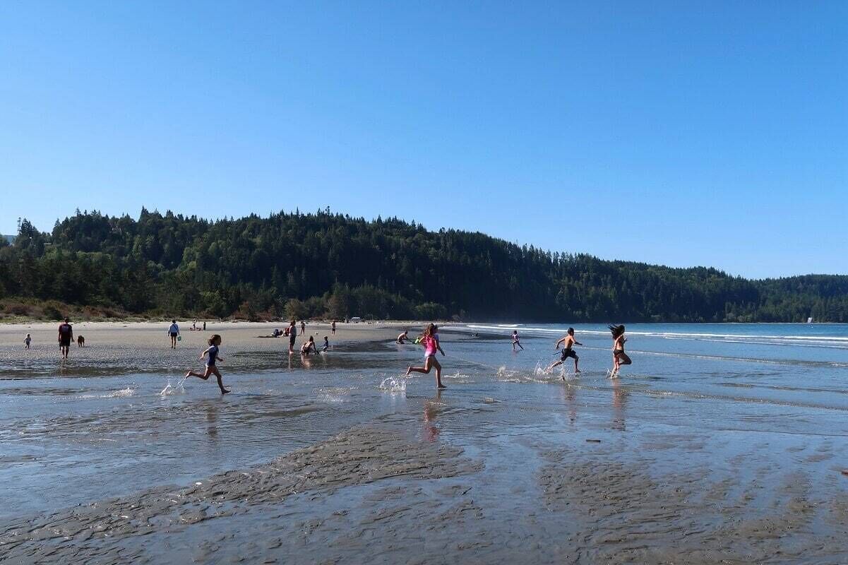 على الشاطئ، رمال بيضاء، مناشف للشاطئ