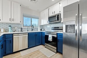 Suite Deluxe, vistas al mar, frente a la playa | Cocina privada | Frigorífico, microondas y máquina de café espresso