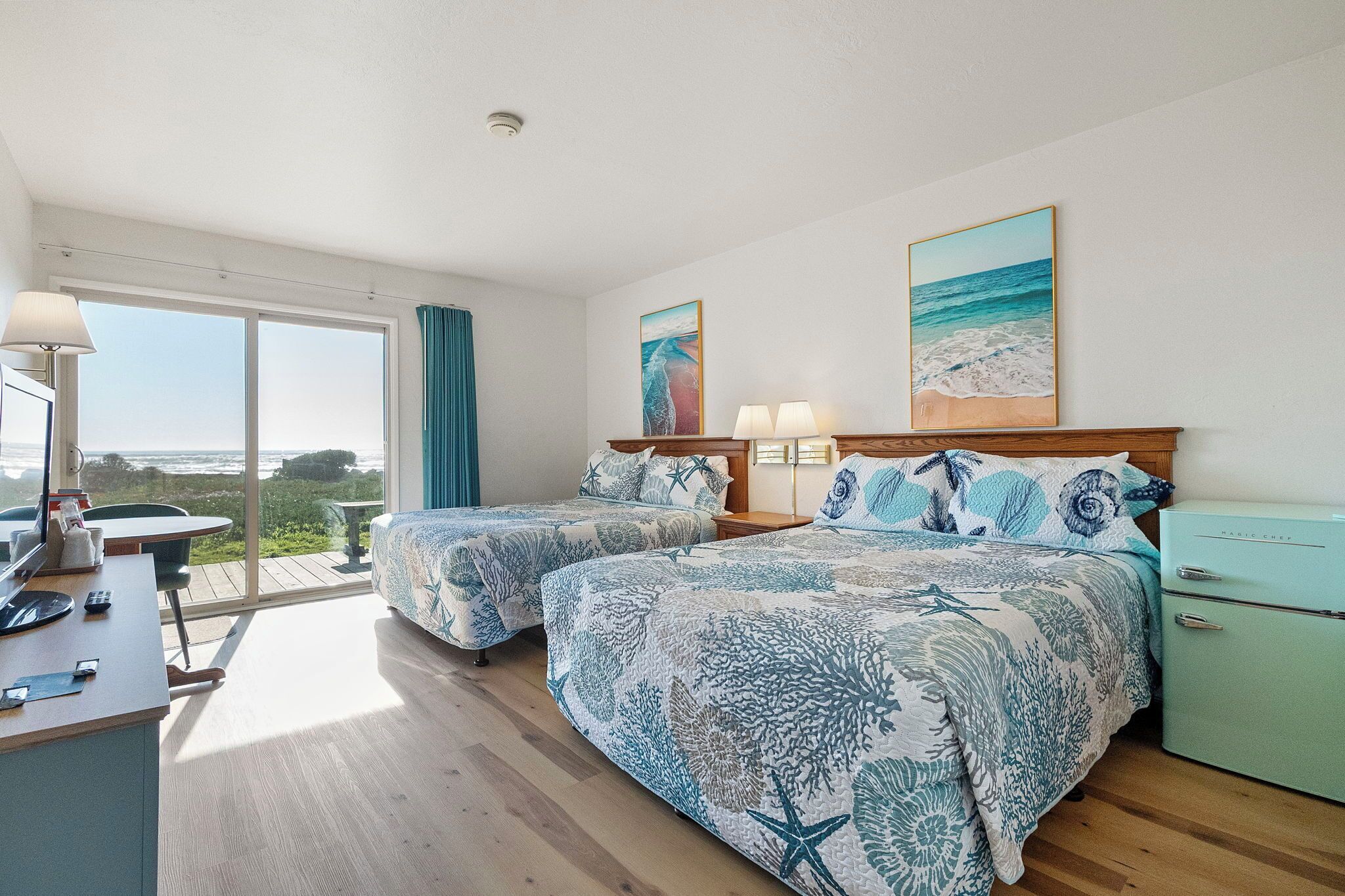 Muebles diferentes, escritorio y espacio para trabajar con laptop 