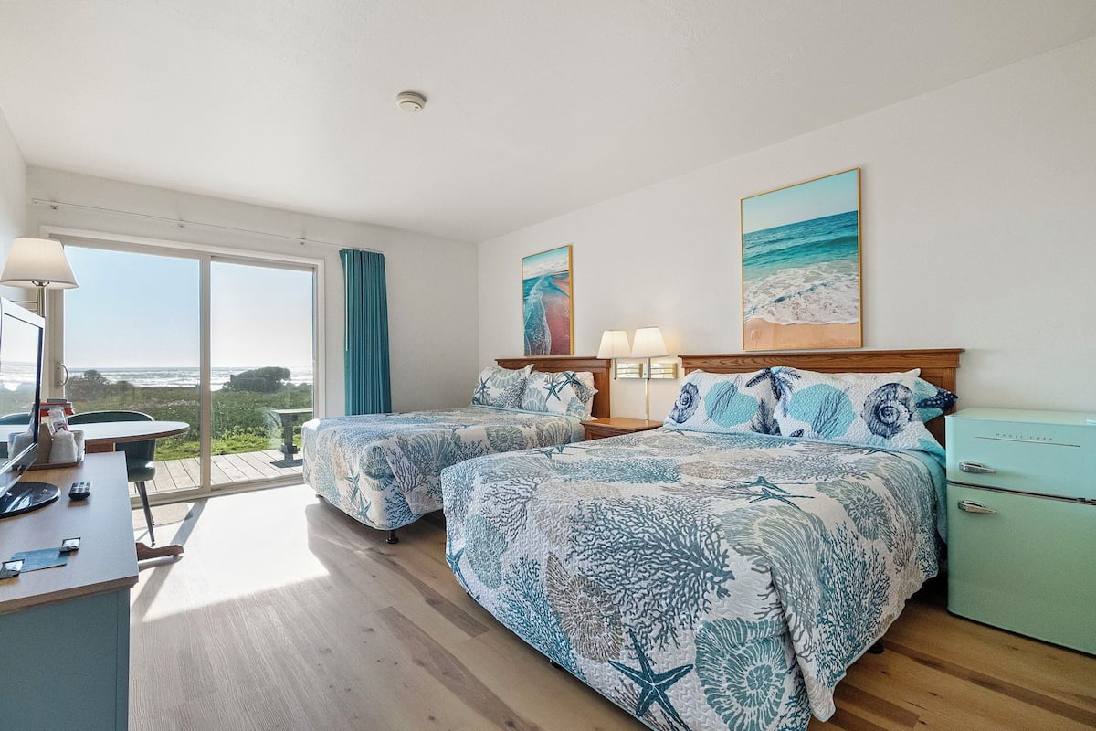 Muebles diferentes, escritorio y espacio para trabajar con laptop