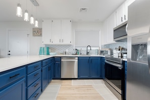 Deluxe Suite, Sea View | Individually furnished, desk, free WiFi
