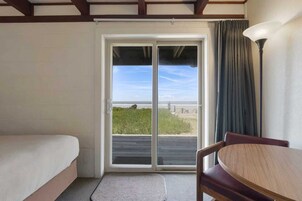 Single Room, 1 Queen Bed, Sea View | Individually furnished, laptop workspace, free WiFi