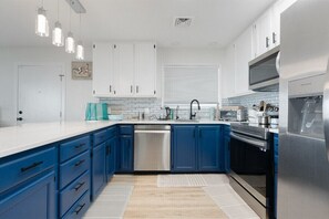 Muebles diferentes, escritorio y wifi gratis 