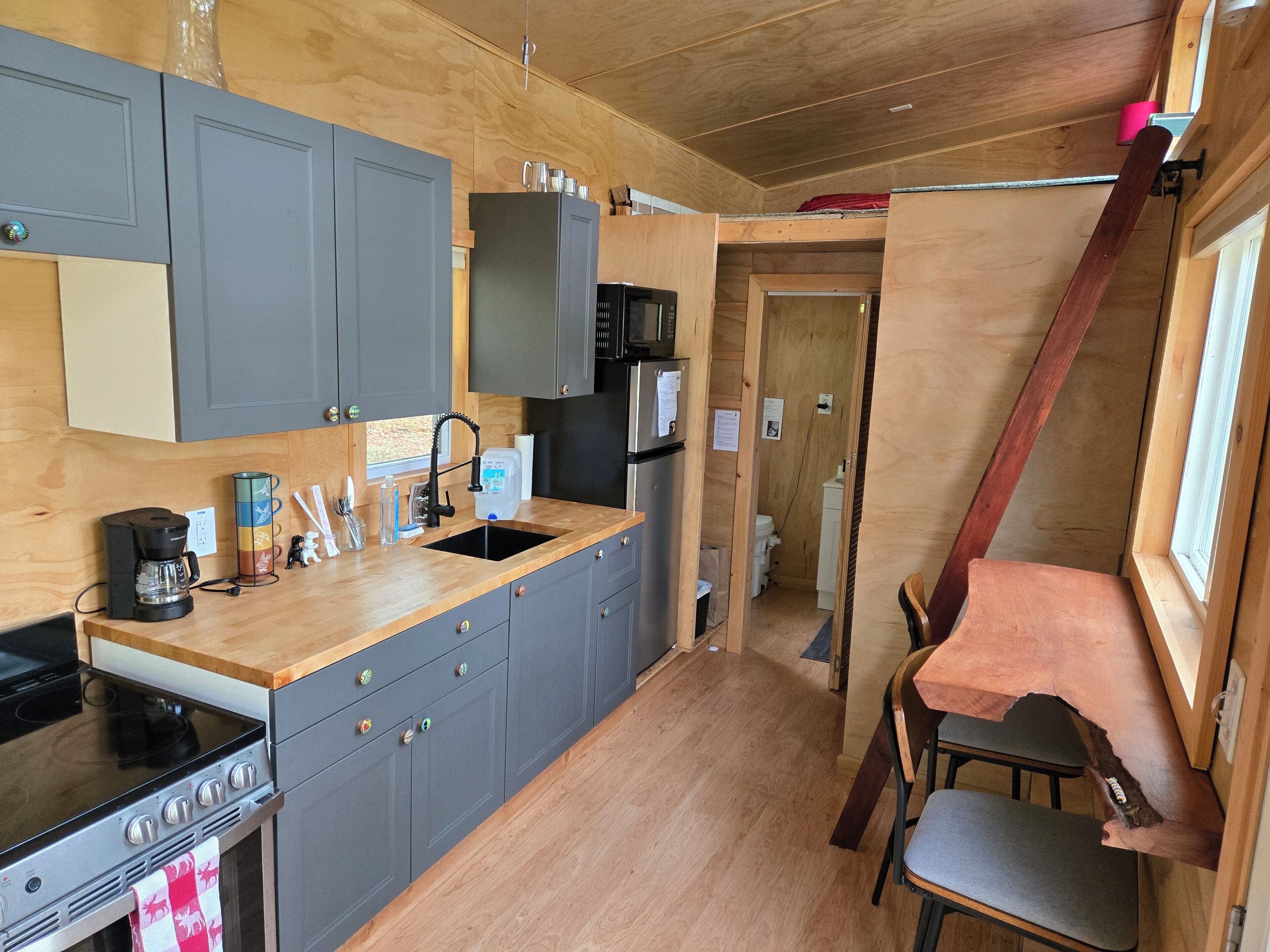 Jääkaappi, mikroaaltouuni, uuni, liesi