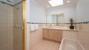 Shower, hair dryer, towels - Hilltop Cottage | Beachside Escape with Fireplace (Blairgowrie)