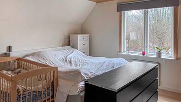 2 bedrooms, travel crib, free WiFi