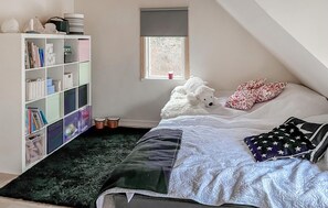 2 bedrooms, travel crib, free WiFi