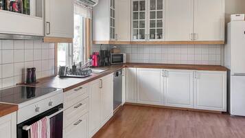 Fridge, oven, dishwasher, coffee/tea maker