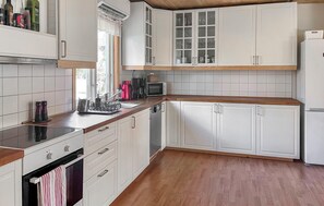 Fridge, oven, dishwasher, coffee/tea maker