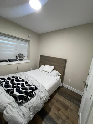 1 habitación, tabla de planchar con plancha, wifi y ropa de cama