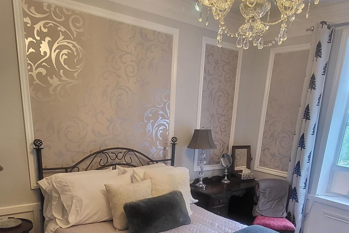 Deluxe Single Room, 1 Queen Bed, Non Smoking, Garden View | Free WiFi