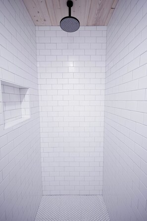 Douche, séchoir à cheveux, serviettes fournies