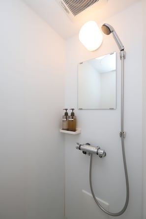 Douche, sĂšche-cheveux, bidet, serviettes fournies
