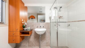 Dusche, Haartrockner, Handtücher